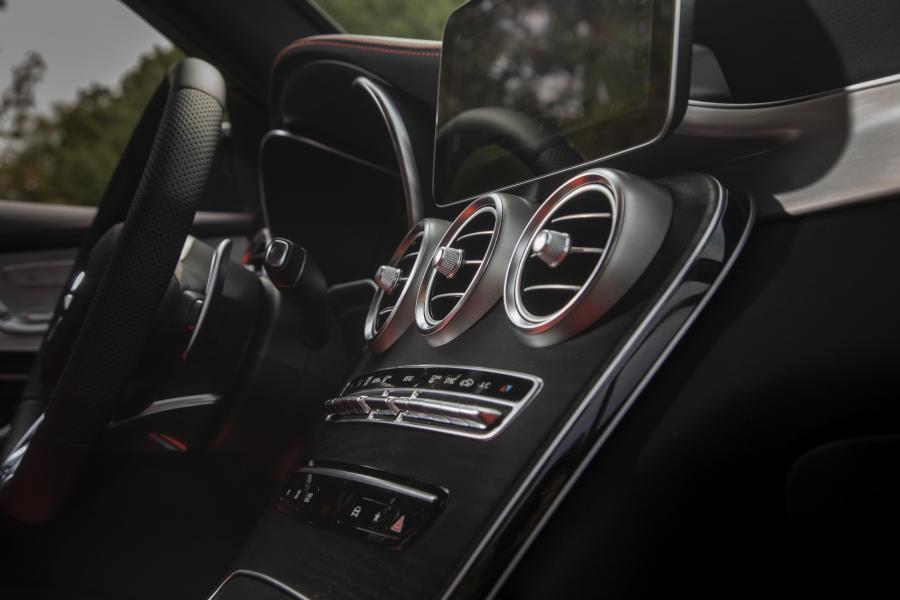 Детали интерьера Mercedes-AMG GLC63 4Matic+ (X253) 2019 года  (NA) (фото 60 из 81)